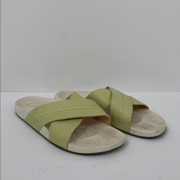 OluKai Kipea Olu criss cross sandals flat muted light green slide leather mule 8 - Picture 2 of 7